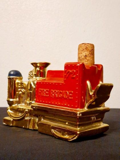 ขวดเซรามิก ตั้งโชว์รูปหัวรถจักรไอน้ำ งานดีไซน์วินเทจที่ ผสมผสานความคลาสสิกของยานพาหนะยุคเก่า เข้ากับงานศิลปะเซรามิกได้อย่างลงตัวครับ รูปที่ 5