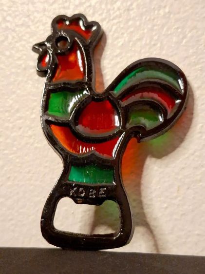 ที่เปิดขวดเหล็กหล่อ รูปไก่ ชิ้นงานสะสมที่มีเอกลักษณ์โดดเด่นด้วย การผสมผสานวัสดุเหล็กหล่อ (Cast Iron) เข้า กับงานตกแต่งสีสันสดใสสวยงามครับ