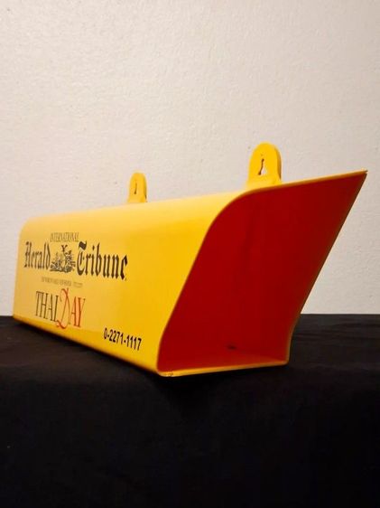 กล่องใส่หนังสือพิมพ์ International Herald Tribune THAI DAY ชิ้นงานของสะสมหายากที่สะท้อนถึงยุคสมัยของสื่อสิ่งพิมพ์ได้อย่างยอดเยี่ยมครับ รูปที่ 2