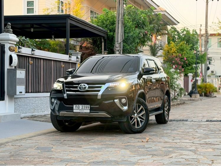 รถ Toyota Fortuner 2.8 V 4WD สี น้ำตาล