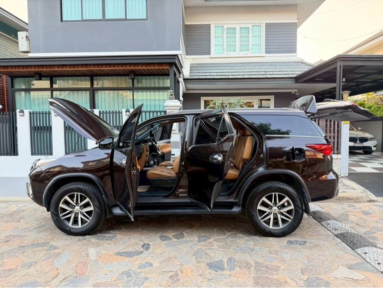 รถ Toyota Fortuner 2.8 V 4WD สี น้ำตาล