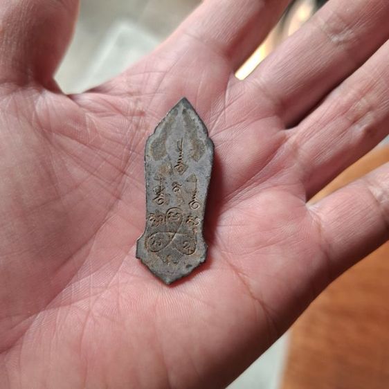 พระลีลา25ศตวรรษ มีเข็มนิยม เนื้อชิน รูปที่ 3