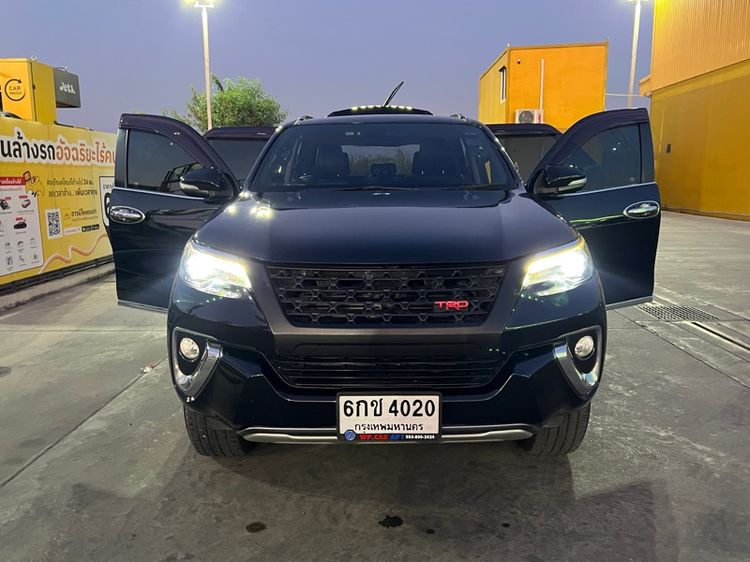 รถ Toyota Fortuner 2.4 V สี ดำ