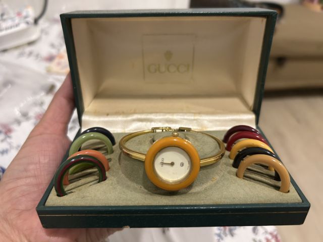 Gucci แบบกำไล (bangle watch)