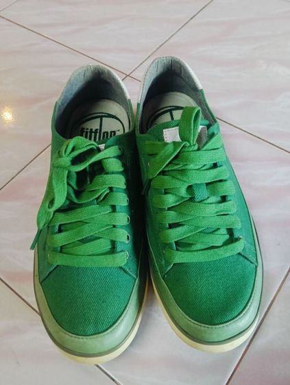 รองเท้าผ้าใบสีเขียวเนี้ยวทรัพย์ รูปที่ 2