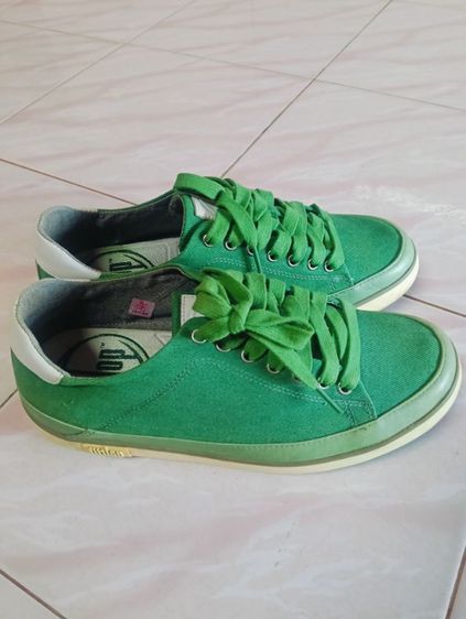 รองเท้าผ้าใบสีเขียวเนี้ยวทรัพย์