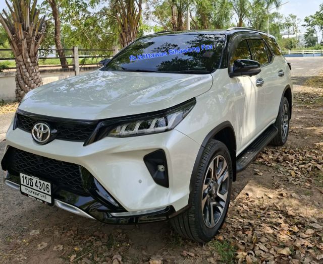 Toyota Fortuner 2020 2.4 Legender Utility-car ดีเซล ไม่ติดแก๊ส เกียร์อัตโนมัติ ขาว รูปที่ 4