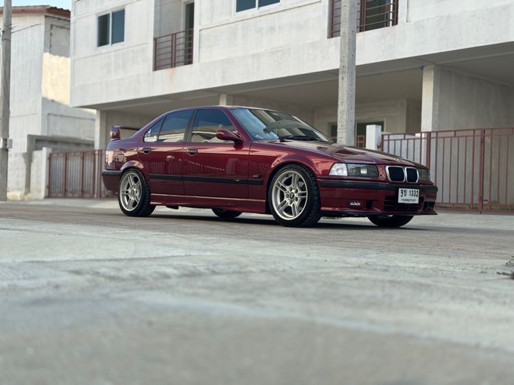 รถ BMW Series 3 318i สี แดง