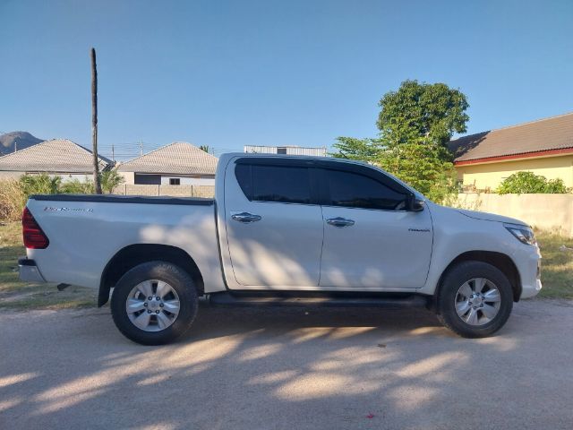 รถ Toyota Hilux Revo 2.4 G Prerunner สี ขาว