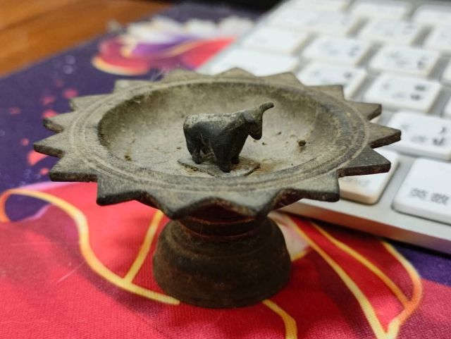 วัวธนู หลวงพ่อน้อย ยาวไม่ถึง2cm.
เก่าๆขลังๆและพุทธคุณแรงม้าก วัวธนู ซึ่งเป็นเครื่องรางของขลังโบราณชนิดหนึ่ง  รูปที่ 2