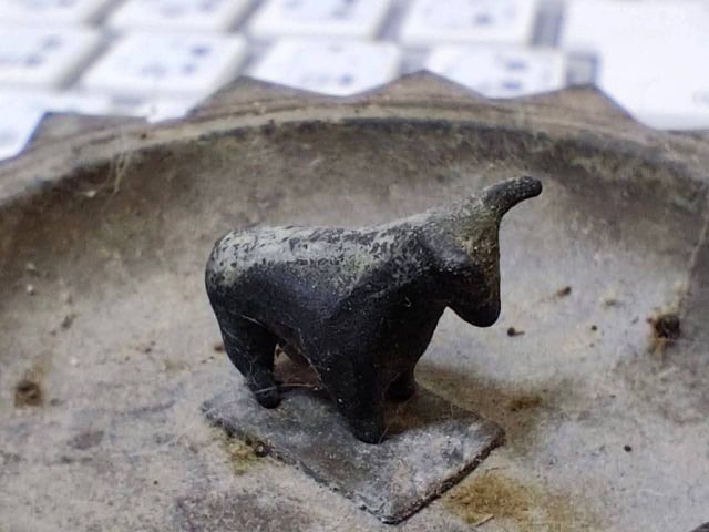 วัวธนู หลวงพ่อน้อย ยาวไม่ถึง2cm.
เก่าๆขลังๆและพุทธคุณแรงม้าก วัวธนู ซึ่งเป็นเครื่องรางของขลังโบราณชนิดหนึ่ง  รูปที่ 6