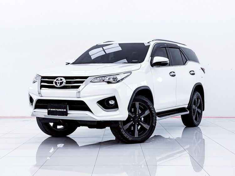รถ Toyota Fortuner 2.8 V TRD Sportivo สี ขาว