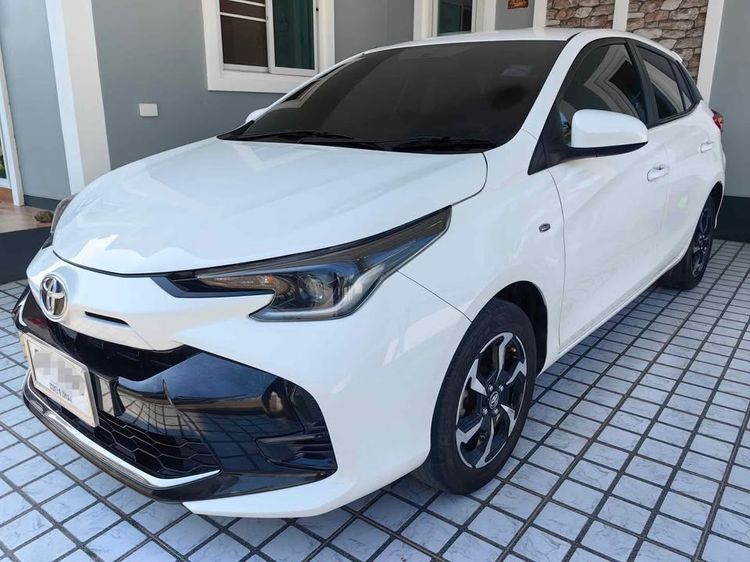 Toyota Yaris 2023 1.2 Sport Hatchback Sedan เบนซิน ไม่ติดแก๊ส เกียร์อัตโนมัติ ขาว รูปที่ 2