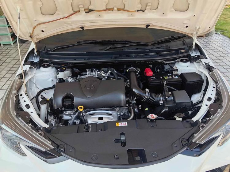 Toyota Yaris 2023 1.2 Sport Hatchback Sedan เบนซิน ไม่ติดแก๊ส เกียร์อัตโนมัติ ขาว รูปที่ 4