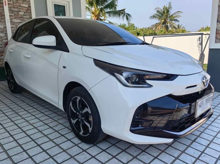 Toyota Yaris 2023 1.2 Sport Hatchback Sedan เบนซิน ไม่ติดแก๊ส เกียร์อัตโนมัติ ขาว รูปที่ 3