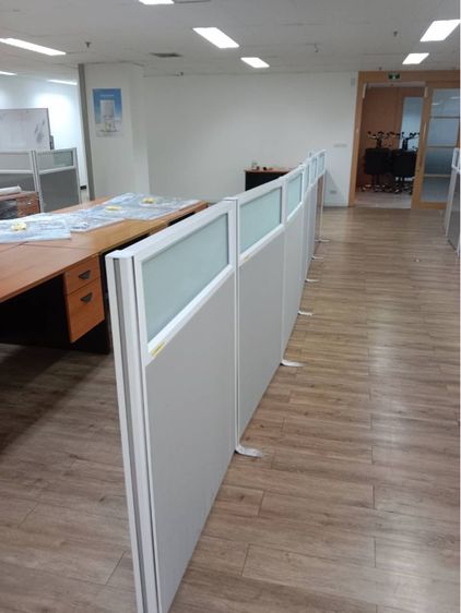 พาติชั่น ฉากกั้นสำนักงานกระจกฝ้า ผ้าสีเทา