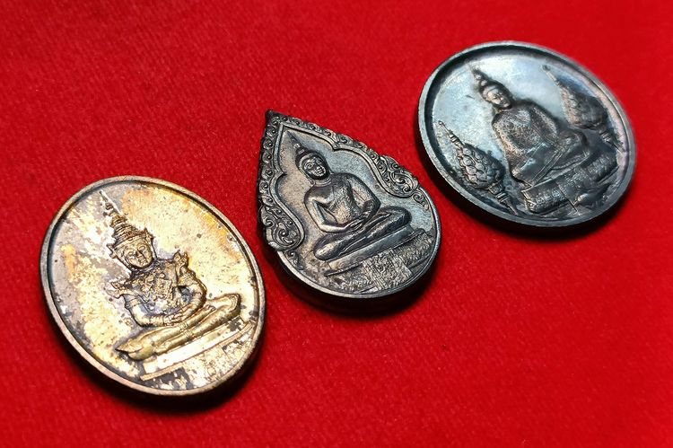 💟 เหรียญพระแก้วมรกต เนื้อเงิน รุ่นฉลองกรุง 200 ปี พ.ศ. 2525 รูปที่ 4