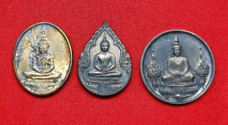 💟 เหรียญพระแก้วมรกต เนื้อเงิน รุ่นฉลองกรุง 200 ปี พ.ศ. 2525 รูปที่ 2
