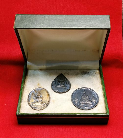 💟 เหรียญพระแก้วมรกต เนื้อเงิน รุ่นฉลองกรุง 200 ปี พ.ศ. 2525 รูปที่ 6