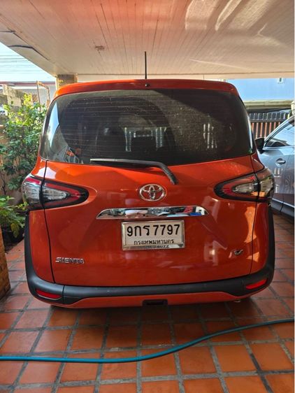 รถ Toyota Sienta 1.5 V สี ส้ม