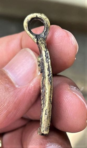 หลวงพ่อไปล่ 2478 เหรียญจอบรุ่นแรก วัดกำแพง เสื้อเกราะฝั่งธน พระบ้านเก่า