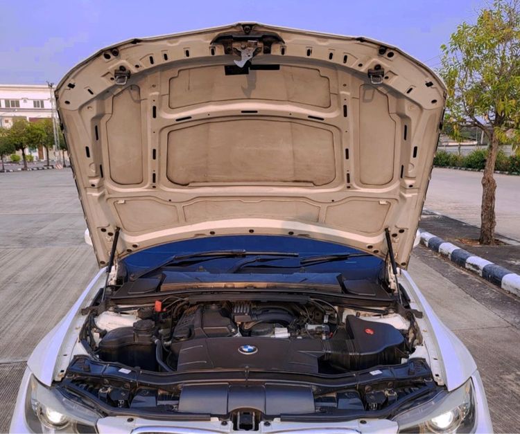 BMW Series 3 2011 320i Sedan เบนซิน ไม่ติดแก๊ส เกียร์อัตโนมัติ ขาว รูปที่ 2