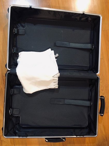 กระเป๋าเดินทางอลูมิเนียม RIMOWA  รุ่น Classic Check-In M 