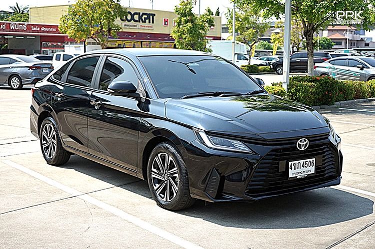 Toyota Yaris ATIV 2023 1.2 Smart Sedan เบนซิน ไม่ติดแก๊ส เกียร์อัตโนมัติ ดำ รูปที่ 3