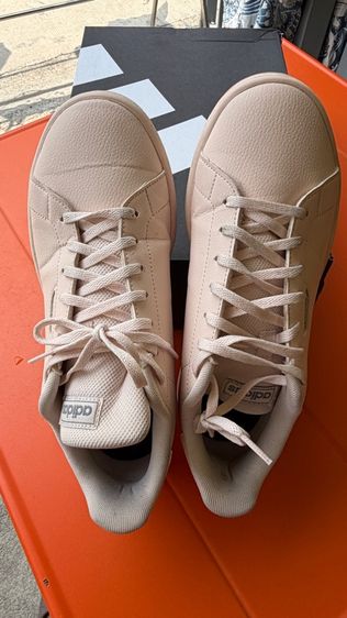 รองเท้า Adidas