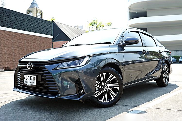 รถ Toyota Yaris ATIV 1.2 Smart สี เทา