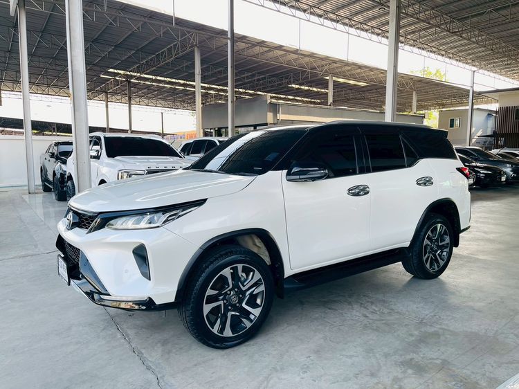 รถ Toyota Fortuner 2.4 Legender Black Top สี ขาว