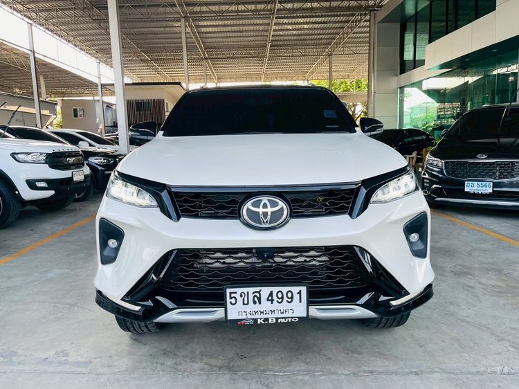 Toyota Fortuner 2021 2.4 Legender Black Top Utility-car ดีเซล ไม่ติดแก๊ส เกียร์อัตโนมัติ ขาว รูปที่ 2