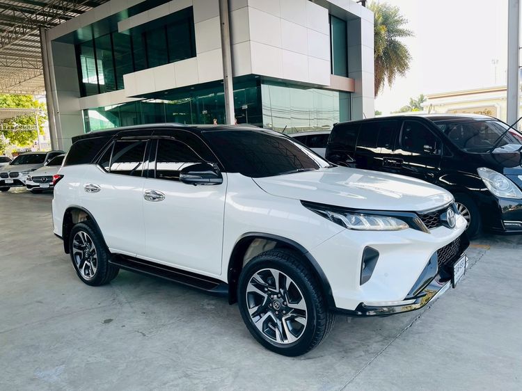 Toyota Fortuner 2021 2.4 Legender Black Top Utility-car ดีเซล ไม่ติดแก๊ส เกียร์อัตโนมัติ ขาว รูปที่ 3