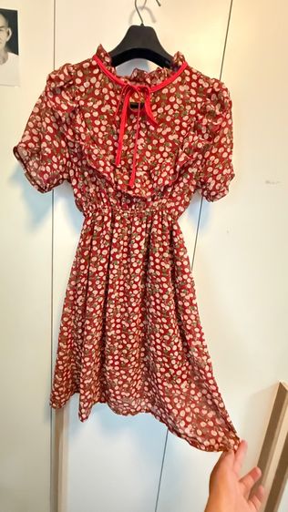 สายหวานต้องมี เดรสลายเชอร์รี่สีแดงสดใส ดีเทลระบายที่อกคือจึ้งมาก เพิ่มความคิวท์ด้วยโบว์ผูกคอ ใส่แล้วดูเป็นสาวหวานกรุบสุดๆ 