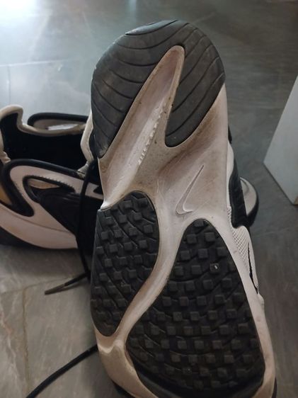 รองเท้าผ้าใบ Nike