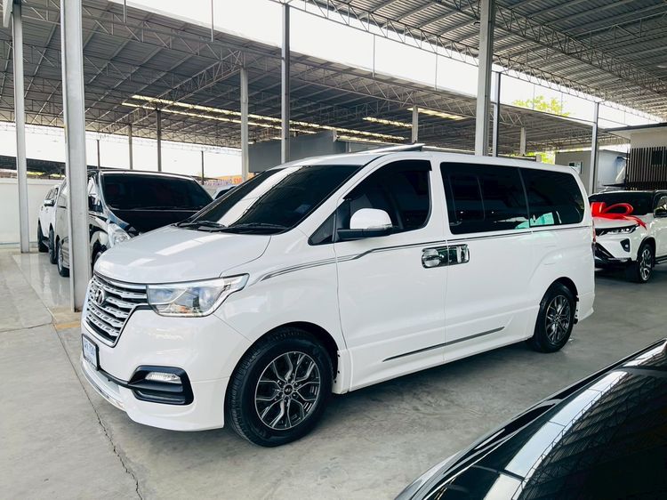 Hyundai H-1  2022 2.5 Limited III Van ดีเซล ไม่ติดแก๊ส เกียร์อัตโนมัติ ขาว