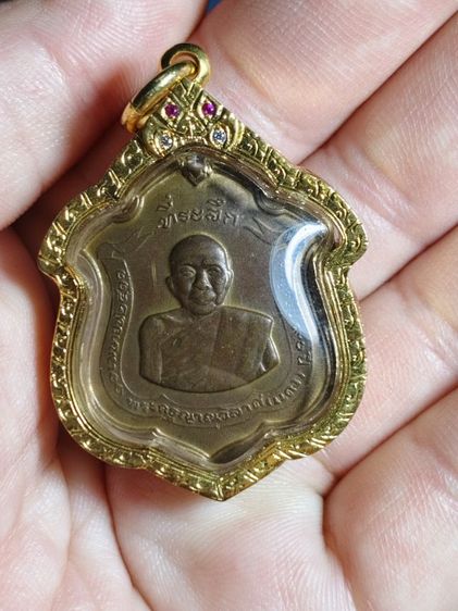 เหรียญแม่ทัพหลวงพ่อแดงวัดเขาบันไดอิฐเนื้อเปียกทองพร้อมเลี่ยมกรอบทองอิตาลี