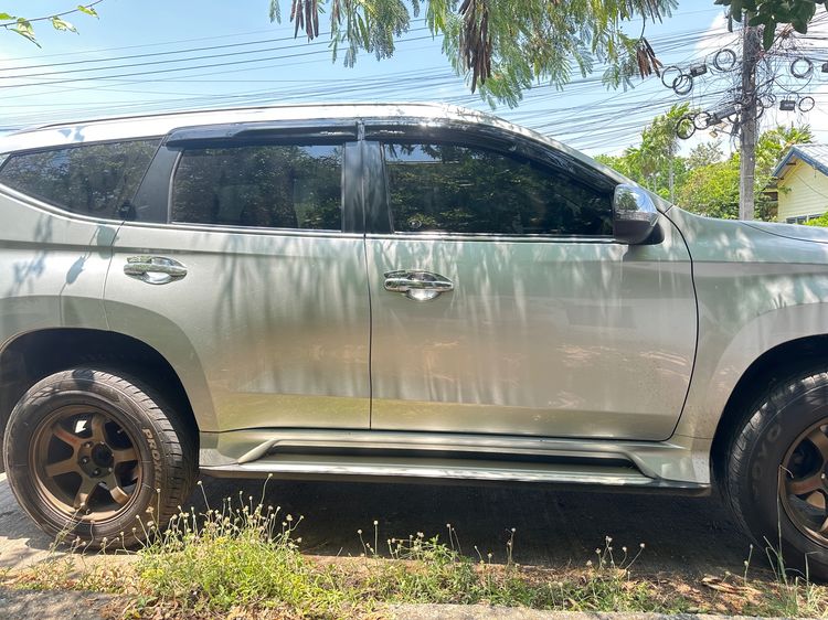 รถ Mitsubishi Pajero Sport 2.4 GT Plus สี บรอนซ์เงิน