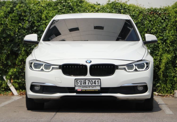 BMW Series 3 2018 320d Sedan ดีเซล ไม่ติดแก๊ส เกียร์อัตโนมัติ ขาว รูปที่ 2