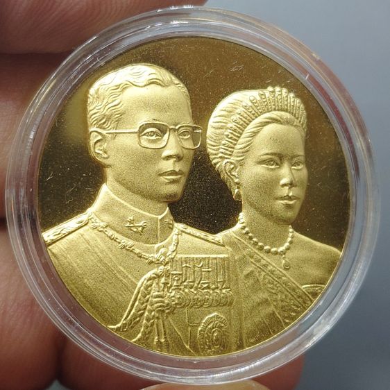 เหรียญที่ระลึกพระราชทาน ในหลวง ร.9 และพระราชินี เนื้อกะไหล่ทอง ขนาด 3 ซม. ทรงกลม (แจกเฉพาะข้าราชการ ใกล้ชิดพระองค์) พร้อมกล่อง รูปที่ 3