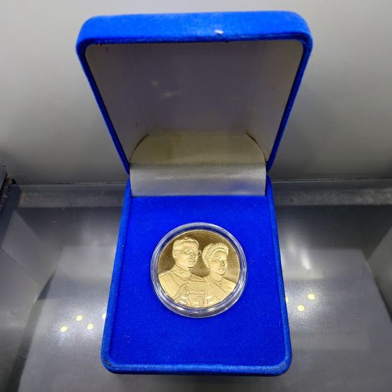 เหรียญที่ระลึกพระราชทาน ในหลวง ร.9 และพระราชินี เนื้อกะไหล่ทอง ขนาด 3 ซม. ทรงกลม (แจกเฉพาะข้าราชการ ใกล้ชิดพระองค์) พร้อมกล่อง รูปที่ 7