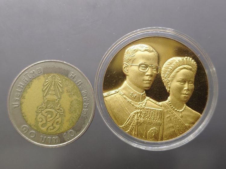 เหรียญที่ระลึกพระราชทาน ในหลวง ร.9 และพระราชินี เนื้อกะไหล่ทอง ขนาด 3 ซม. ทรงกลม (แจกเฉพาะข้าราชการ ใกล้ชิดพระองค์) พร้อมกล่อง รูปที่ 6