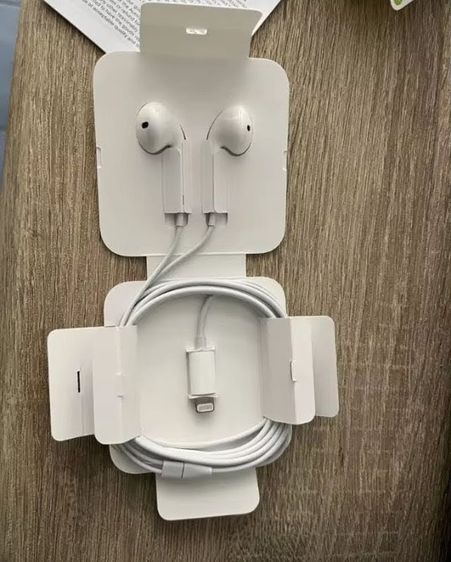 หูฟังไอโฟน  Apple Earpods Lightning

(มือสองใช้งานปกติ)ครบกล่อง รูปที่ 2