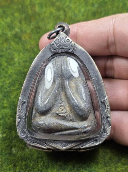 พระปิดตาหลวงพ่อแก้ววัดเครือวัลย์ขนาดจัมโบ้เลี่ยมกรอบสีเงินเก่าๆ