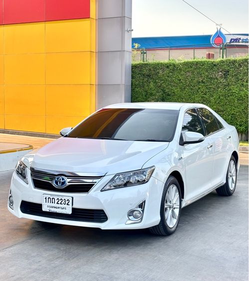 รถ Toyota Camry 2.5 Hybrid สี ขาว