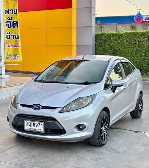รถ Ford Fiesta 1.6 Trend สี บรอนซ์เงิน