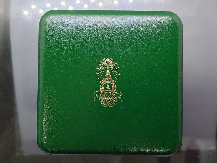 เหรียญพระแก้วมรกต ทรงเครื่องฤดูหนาว หลัง ภปร เนื้อเงินรมดำพ่นทรายพิเศษ ที่ระลึกเฉลิมพระเกียรติ 75 พรรษา ในหลวง รัชกาลที่9 พ.ศ.2545 พร้อมกล่อ รูปที่ 8