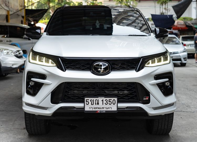 รถ Toyota Fortuner 2.8 GR Sport Black Top 4WD สี ขาว