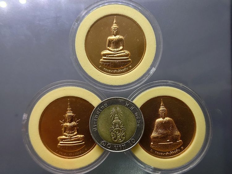 เหรียญพระแก้วมรกต ครบชุด ทรงเครื่อง 3 ฤดู หลัง ภปร เนื้อทองแดง ที่ระลึกเฉลิมพระเกียรติ 75 พรรษา ในหลวง รัชกาลที่9 ธนารักษ์จัดสร้าง พ.ศ.2545 รูปที่ 4