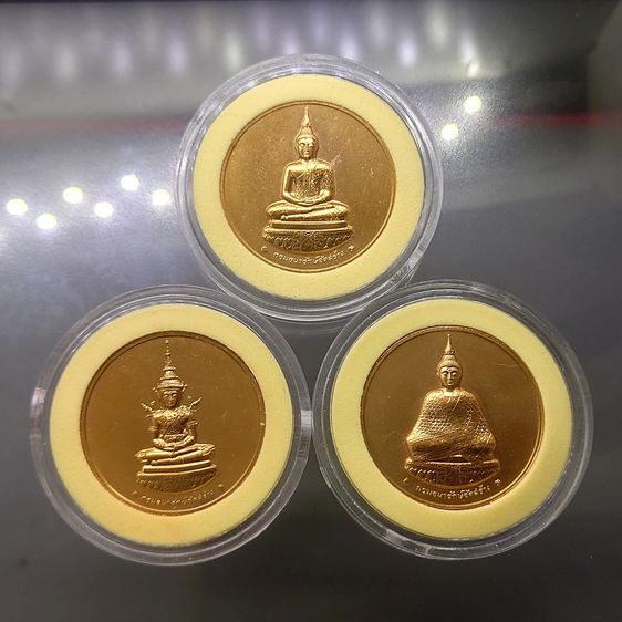 เหรียญพระแก้วมรกต ครบชุด ทรงเครื่อง 3 ฤดู หลัง ภปร เนื้อทองแดง ที่ระลึกเฉลิมพระเกียรติ 75 พรรษา ในหลวง รัชกาลที่9 ธนารักษ์จัดสร้าง พ.ศ.2545